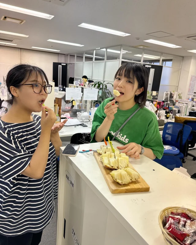 こんにちは！
今日は天気も良く暑いですね🥵☀️
みなさん水分補給を忘れずに午後も頑張りましょう〜！

先日、アクロ社長のお知り合いの方から
『濃香ピーチパイン』というパイナップルをたくさん頂きました〜🍍✨
驚くほど甘くて社員のみんなペロリでした😋

素敵なお品をありがとうございます😊💞

#acro_tv #制作会社